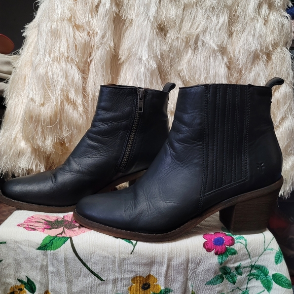 LN.  Frye Boots.  Size 8.  (576) - Picture 12 of 12